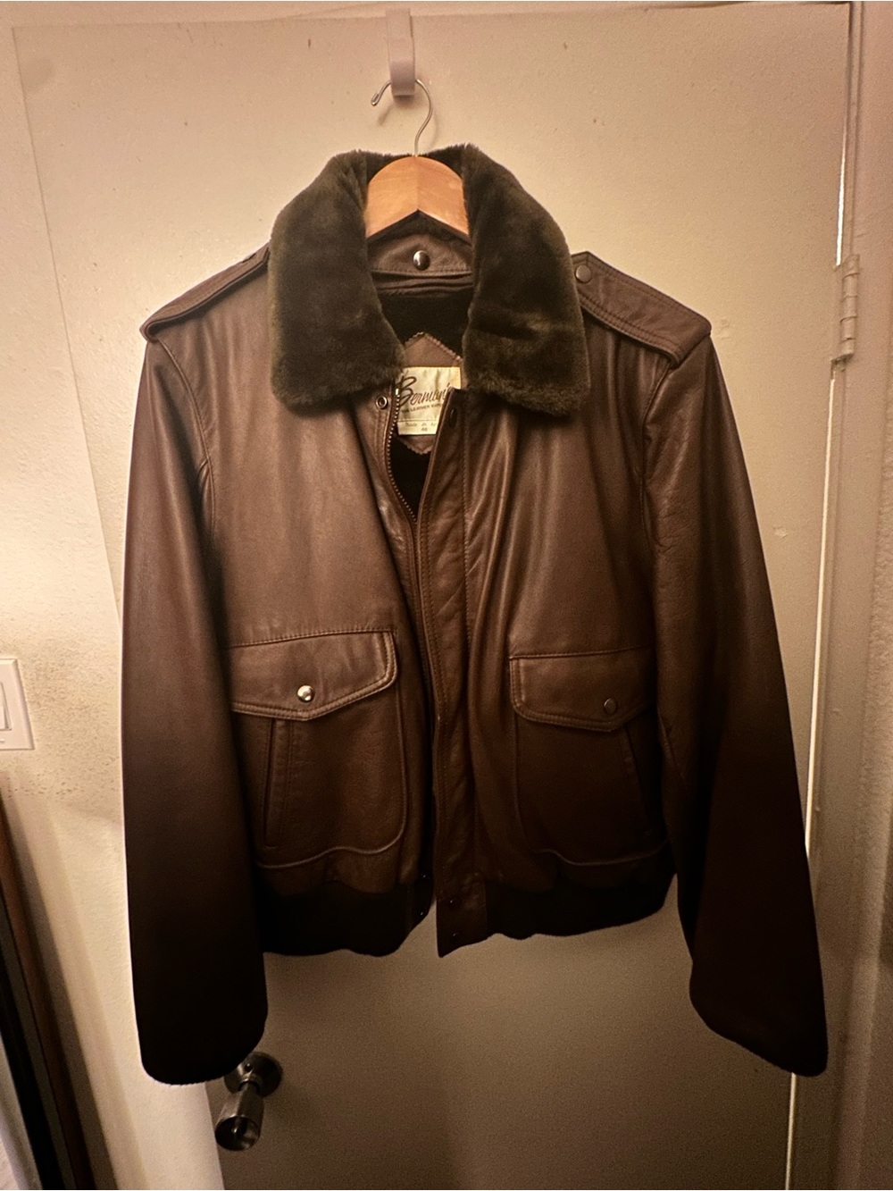 Vintage Men's Brown Leather Bomber Jacket with Fur Collar - Classic Aviator Styl